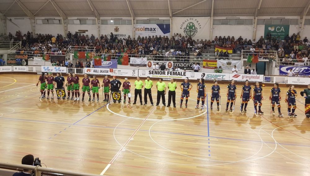 La selección española de hockey femeino se prepara para el partido