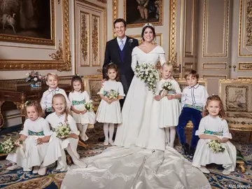Los novios juntoa los niños que hicieron de pajes Los novios juntoa los niños que hicieron de pajes