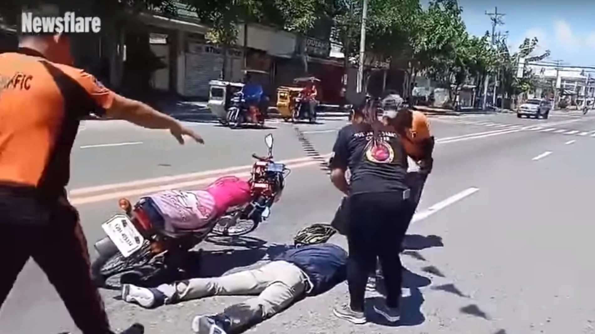 Imagen del novio filipino tendido en el suelo Imagen del novio filipino tendido en el suelo