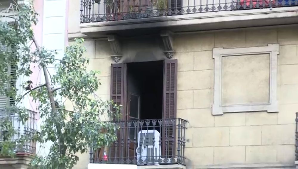 Dos personas en estado crítico y 16 heridas leves en un incendio provocado en un edificio en Barcelona