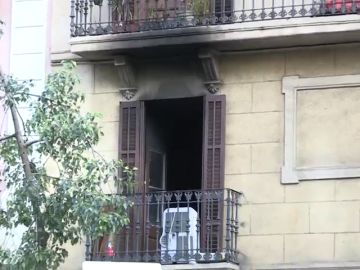 Dos personas en estado crítico y 16 heridas leves en un incendio provocado en un edificio en Barcelona