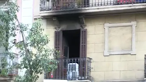 Dos personas en estado crítico y 16 heridas leves en un incendio provocado en un edificio en Barcelona Dos personas en estado crítico y 16 heridas leves en un incendio provocado en un edificio en Barcelona