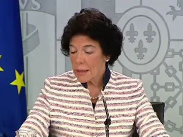 Celaá, sobre el malentendido de protocolo el 12 de octubre: "El presidente y su esposa siguieron escrupulosamente las indicaciones" Celaá, sobre el malentendido de protocolo el 12 de octubre: "El presidente y su esposa siguieron escrupulosamente las indicaciones"