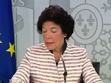 Celaá, sobre el malentendido de protocolo el 12 de octubre: "El presidente y su esposa siguieron escrupulosamente las indicaciones" Celaá, sobre el malentendido de protocolo el 12 de octubre: "El presidente y su esposa siguieron escrupulosamente las indicaciones"