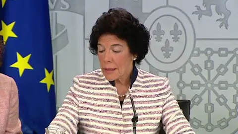 Celaá, sobre el malentendido de protocolo el 12 de octubre: "El presidente y su esposa siguieron escrupulosamente las indicaciones" Celaá, sobre el malentendido de protocolo el 12 de octubre: "El presidente y su esposa siguieron escrupulosamente las indicaciones"