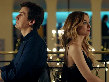 Javier Veiga y Marta Hazas en 'Pequeñas coincidencias' Javier Veiga y Marta Hazas en 'Pequeñas coincidencias'