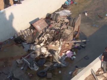 Una veintena de migrantes mueren tras volcar el camión en el que viajaban 