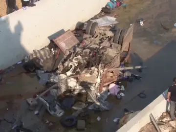 Una veintena de migrantes mueren tras volcar el camión en el que viajaban Una veintena de migrantes mueren tras volcar el camión en el que viajaban