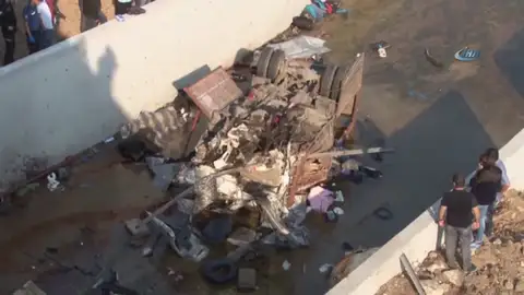 Una veintena de migrantes mueren tras volcar el camión en el que viajaban Una veintena de migrantes mueren tras volcar el camión en el que viajaban