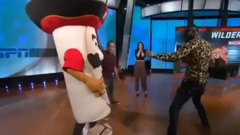Wilder antes de noquear a la mascota del programa Nacion de ESPN Wilder antes de noquear a la mascota del programa Nacion de ESPN