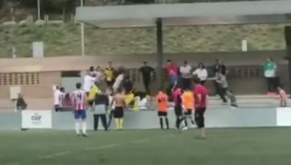 Batalla campal en Sant Pol entre los jugadores de dos equipos en un partido de segunda regional catalana
