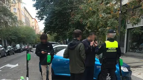 Multan a tres jóvenes por conducir patinetes eléctricos bajo los efectos del alcohol Multan a tres jóvenes por conducir patinetes eléctricos bajo los efectos del alcohol