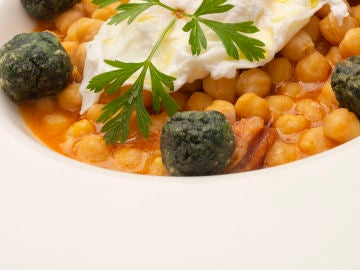 Garbanzos con chorizo, espinacas y huevo Garbanzos con chorizo, espinacas y huevo