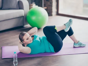 Mujer haciendo abdominales Mujer haciendo abdominales