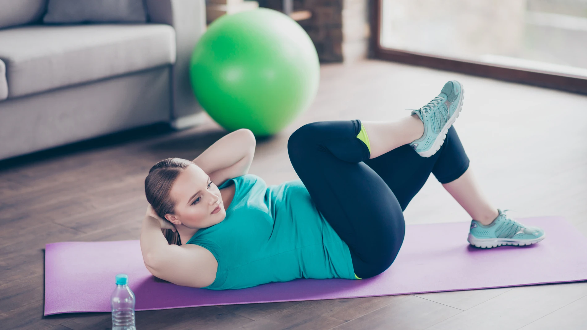 Mujer haciendo abdominales Mujer haciendo abdominales
