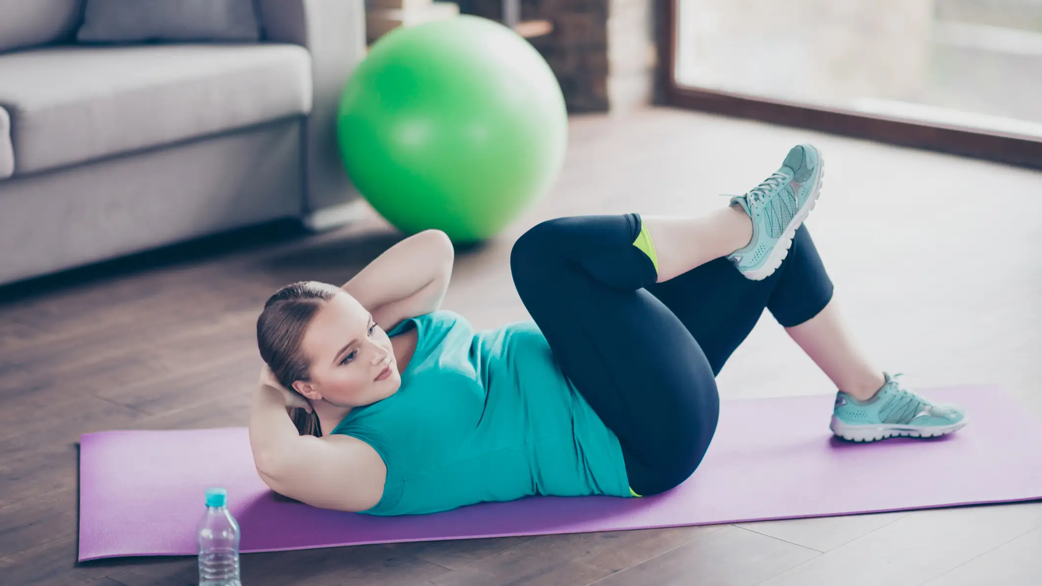 Mujer haciendo abdominales Nova Life