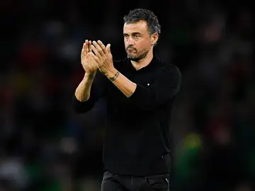 Luis Enrique aplaude a sus jugadores desde la banda Luis Enrique aplaude a sus jugadores desde la banda