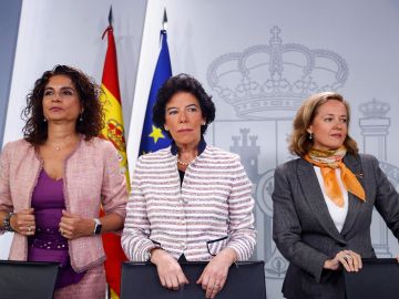 Las ministras de Hacienda María Jesús Montero, ministra Portavoz Isabel Celaá, y de Economía Nadia Calviño