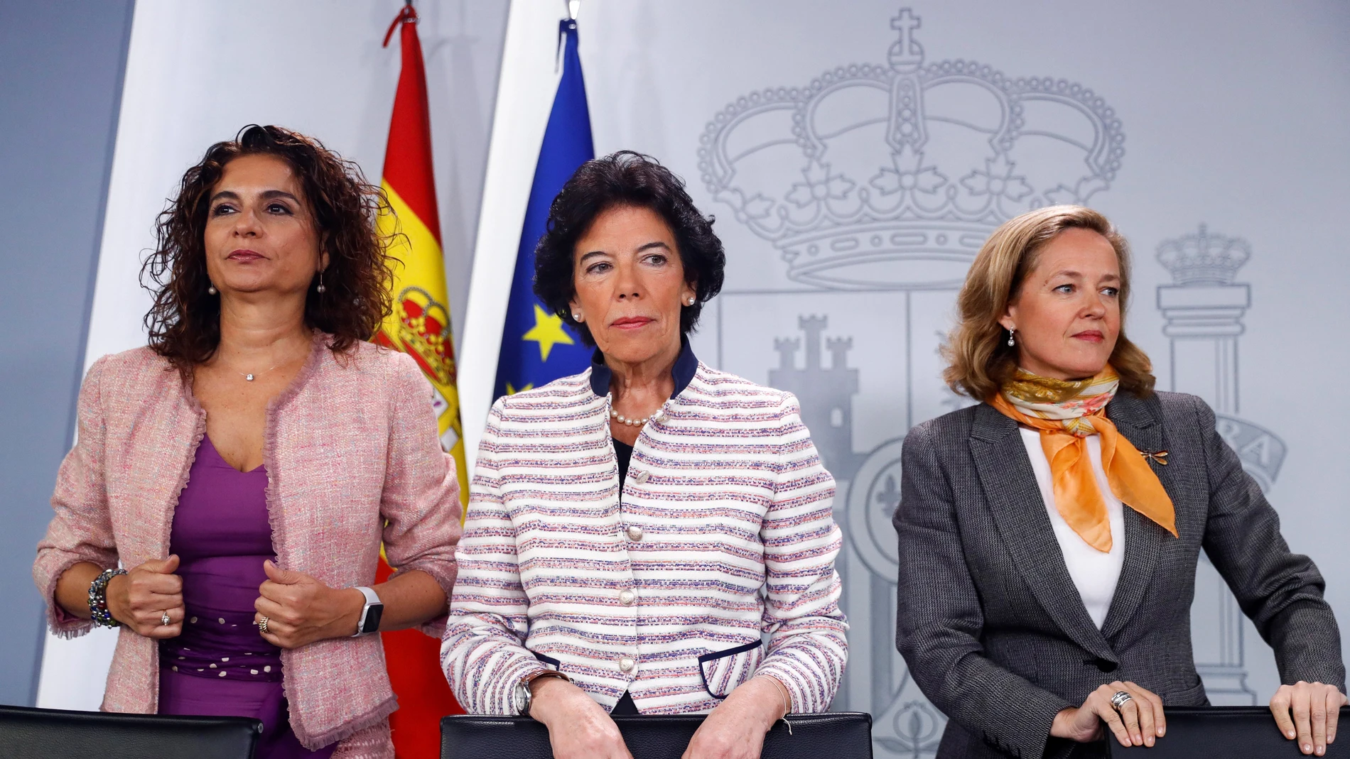 Las ministras de Hacienda María Jesús Montero, ministra Portavoz Isabel Celaá, y de Economía Nadia Calviño