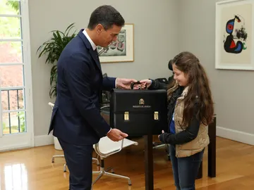 El presidente del Gobierno, Pedro Sánchez, con Irene. El presidente del Gobierno, Pedro Sánchez, con Irene.
