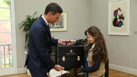El presidente del Gobierno, Pedro Sánchez, con Irene. El presidente del Gobierno, Pedro Sánchez, con Irene.