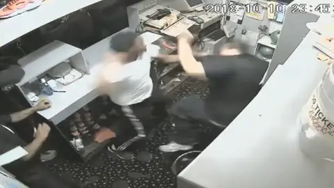 Agreden al trabajador de una bolera en Michigan Agreden al trabajador de una bolera en Michigan