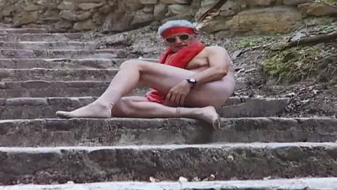 Un pueblo de Soria se desnuda por una causa solidaria: arreglar las campanas de la iglesia Un pueblo de Soria se desnuda por una causa solidaria: arreglar las campanas de la iglesia