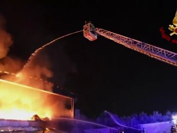 El incendio en una planta de residuos en Milán en activo desde el domingo a las 21h