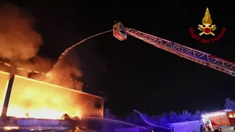 El incendio en una planta de residuos en Milán en activo desde el domingo a las 21h El incendio en una planta de residuos en Milán en activo desde el domingo a las 21h