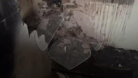 Dentro del edificio incendiado en Barcelona Dentro del edificio incendiado en Barcelona