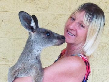 Linda Smith junto a un canguro en Australia