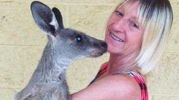 Linda Smith junto a un canguro en Australia