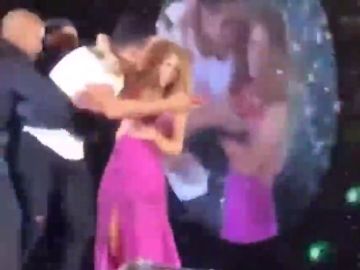 Shakira frena a su personal de seguridad cuando un fan burla los controles y se sube al escenario en busca de un selfie