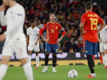 Ramos protesta tras un gol de Inglaterra en el Villamarín