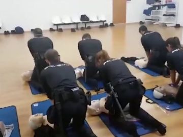 La policía enseña primeros auxilios con 'La Macarena' de fondo