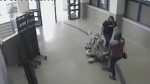 Una profesora y una enfermera de una escuela arrastran por el pasillo a un niño autista y a su perro guía Una profesora y una enfermera de una escuela arrastran por el pasillo a un niño autista y a su perro guía