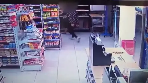 El juez decreta libertad con cargos para los autores del robo en un supermercado en Tarragona El juez decreta libertad con cargos para los autores del robo en un supermercado en Tarragona