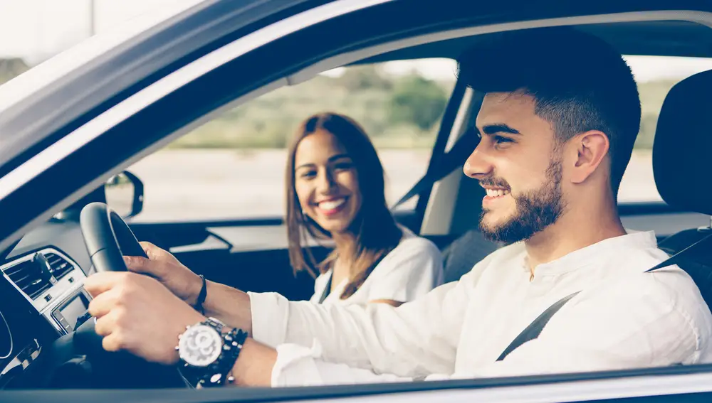 Pareja en coche