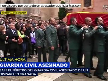 La familia del guardia civil tiroteado en Granada, hundida por el dolor en el funeral de Estado del agente