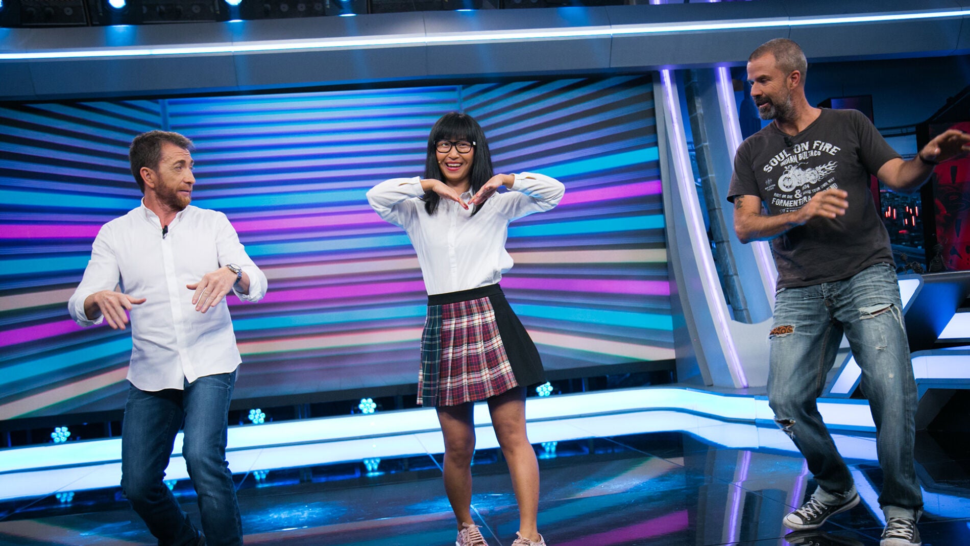Yibing le ense&ntilde;a a Pablo Motos y a Pau Don&eacute;s a bailar el K-pop en 'El Hormiguero 3.0'