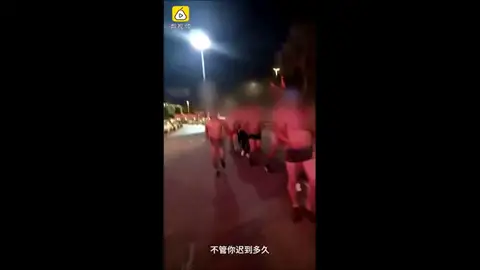 Una empresa castiga a sus empleados con correr en calzoncillos por la calle por haber vendido poco Una empresa castiga a sus empleados con correr en calzoncillos por la calle por haber vendido poco