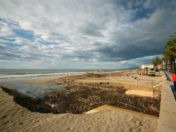 La paya de Salou afectada por el huracán Leslie