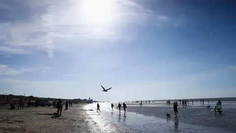 Un día de playa (16-10-2018) La gente disfruta de un día soleado en la playa en Bloemendaal, Países Bajos.
