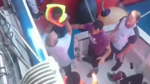 Reconocimiento público para los seis marineros que salvaron la vida a los 64 ocupantes de una patera Reconocimiento público para los seis marineros que salvaron la vida a los 64 ocupantes de una patera