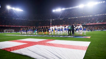 Momento de los himnos nacionales en el Villamarín