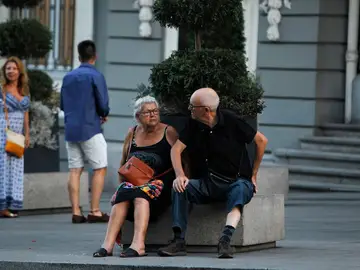 Foto de archivo de dos ancianos en la calle Foto de archivo de dos ancianos en la calle
