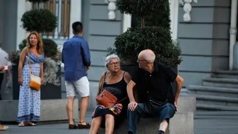 Foto de archivo de dos ancianos en la calle Foto de archivo de dos ancianos en la calle