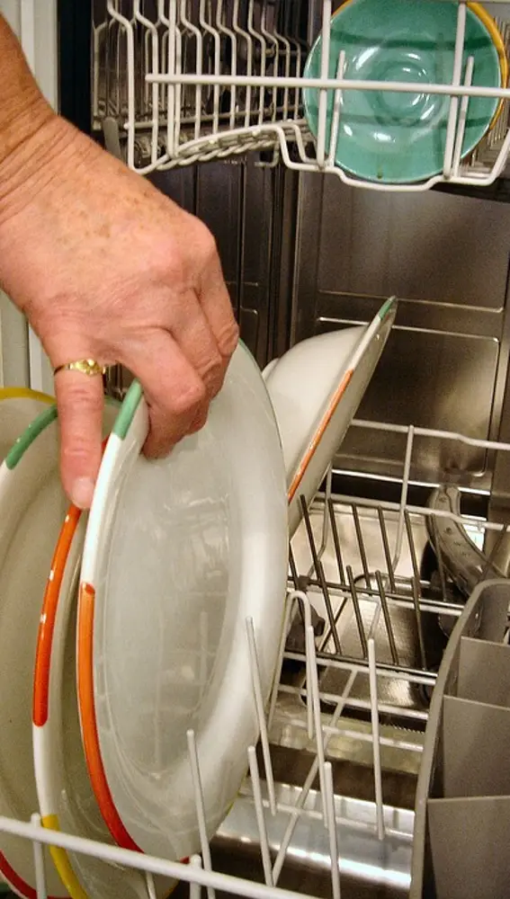 Colocar los platos en el lavavajillas, todo un arte.