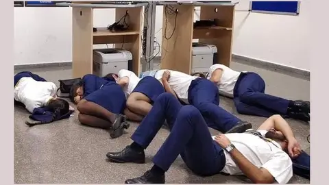Tripulantes de Ryanair durmiendo en el suelo en el aeropuerto de Málaga USO critica que tripulantes de Ryanair tuvieran que dormir en el suelo en el aeropuerto de Málaga