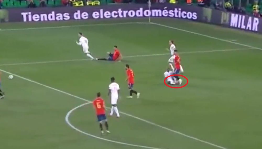 El pisotón de Ramos a Sterling